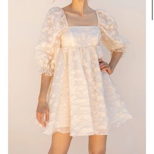 NWT Storia Embroidered Puff Sleeve Babydoll